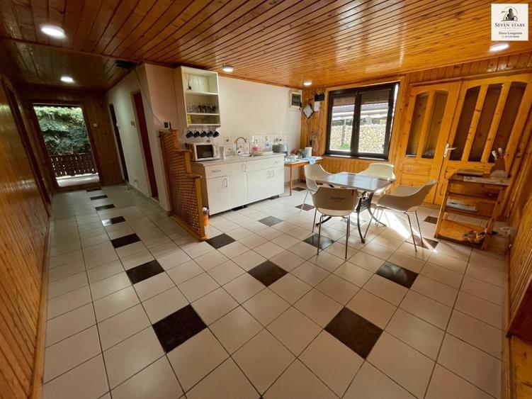 Casă individuală cu 9 camere cu Canalizare în Central
