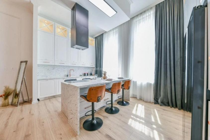 Apartament cu 3 camere semidecomandat în Central