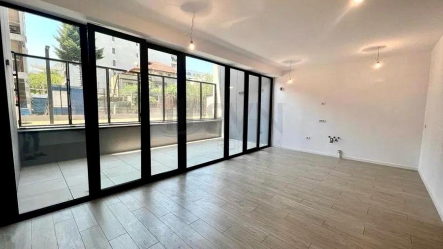Apartament cu 3 camere semidecomandat, mobilat în Herăstrău