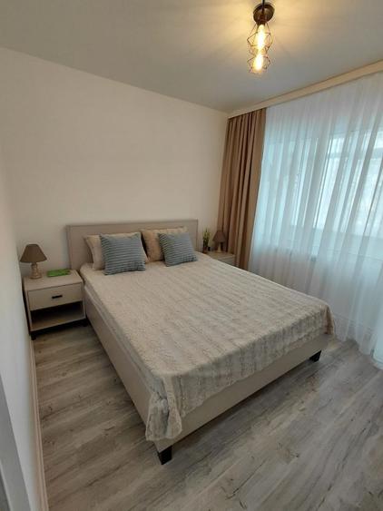 Apartament cu 3 camere semidecomandat, mobilat în Micro 16