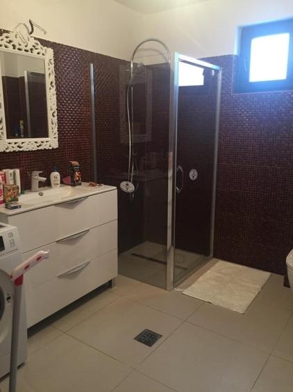 Casă individuală cu 5 camere cu Canalizare în Central