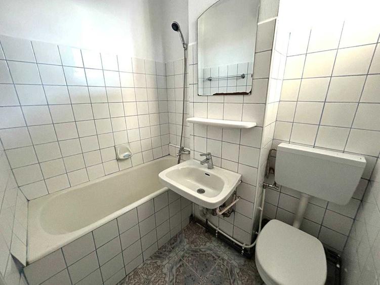Apartament cu 3 camere semidecomandat în Cetate