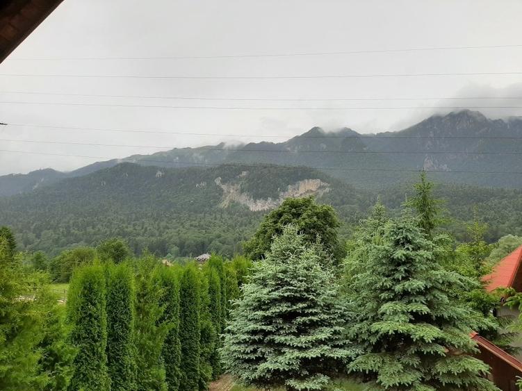 Casă cu 4 camere cu Garaj în Bușteni