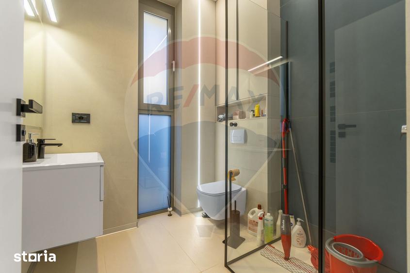 Casă cu 9 camere cu Teren 500 Mp în Stupini