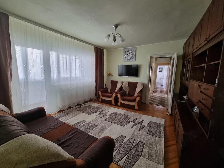 Apartament cu 3 camere semidecomandat în Girocului