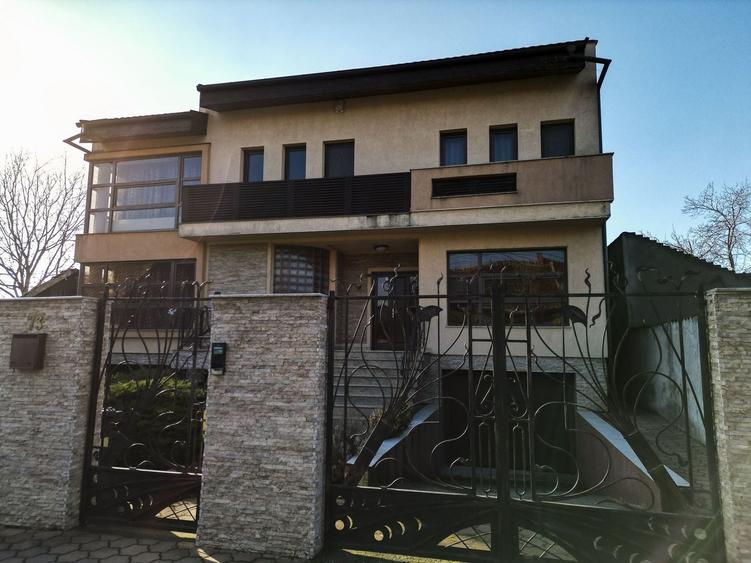 Casă individuală cu 8 camere cu Canalizare în Grădiște