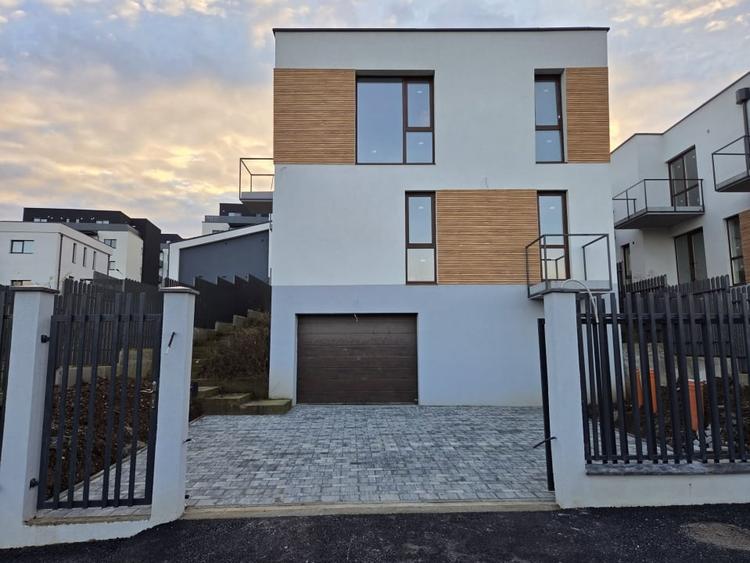 Casă individuală cu 6 camere cu Canalizare în Dâmbul Rotund