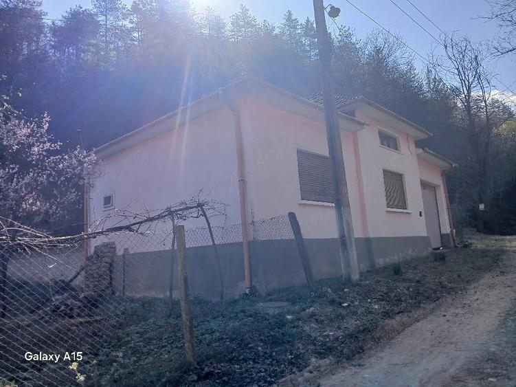 Casă cu 2 camere cu Teren 2000 Mp în Borz