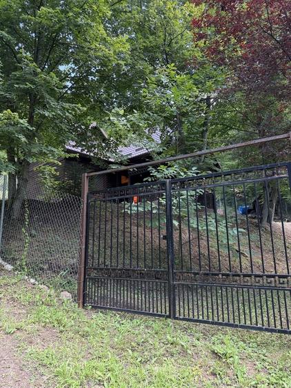 Casă cu 3 camere în Buru