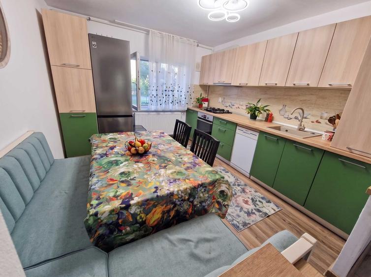 Apartament cu 3 camere decomandat în Micro 17