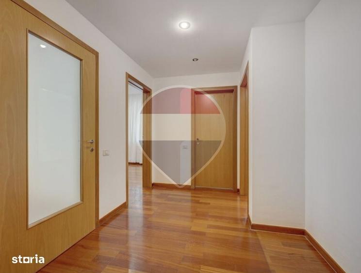Apartament cu 4 camere decomandat în Primăverii