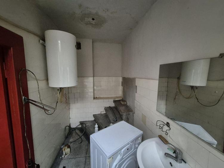 Apartament cu 7 camere semidecomandat în Universitate