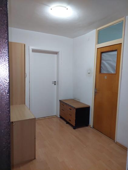Apartament cu 3 camere semidecomandat în Baba Novac
