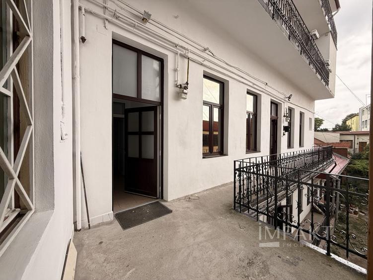 Apartament cu 8 camere decomandat în Central