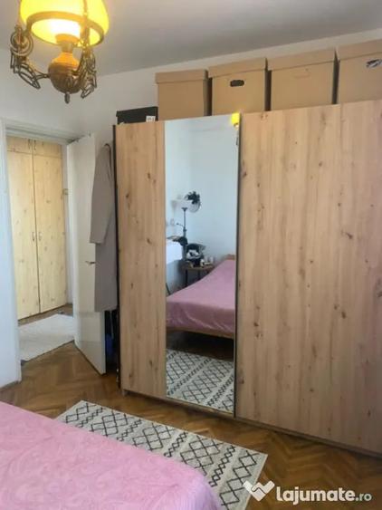 Apartament cu 3 camere semidecomandat, mobilat în Central