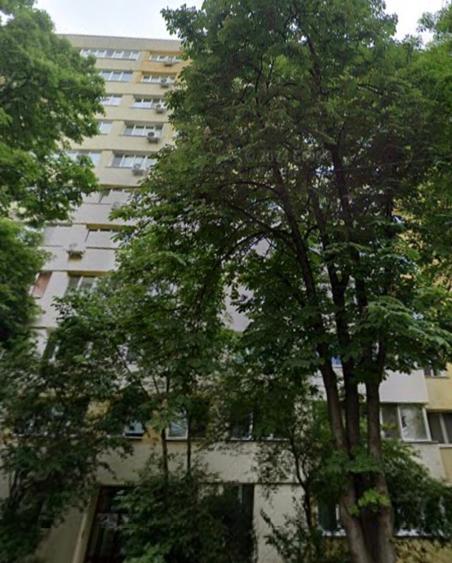 Apartament cu 3 camere semidecomandat în Obor