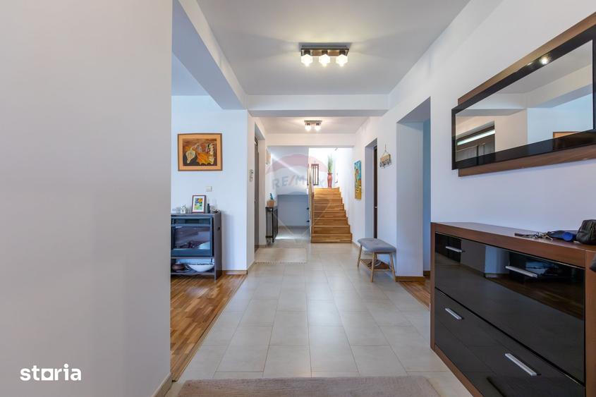 Casă cu 7 camere cu Teren 1617 Mp în Central