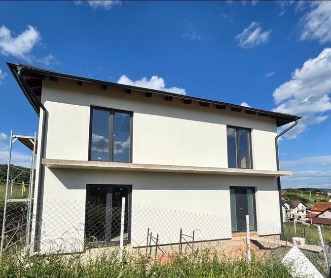 Casă individuală cu 5 camere cu Teren 250 Mp în Șura Mare