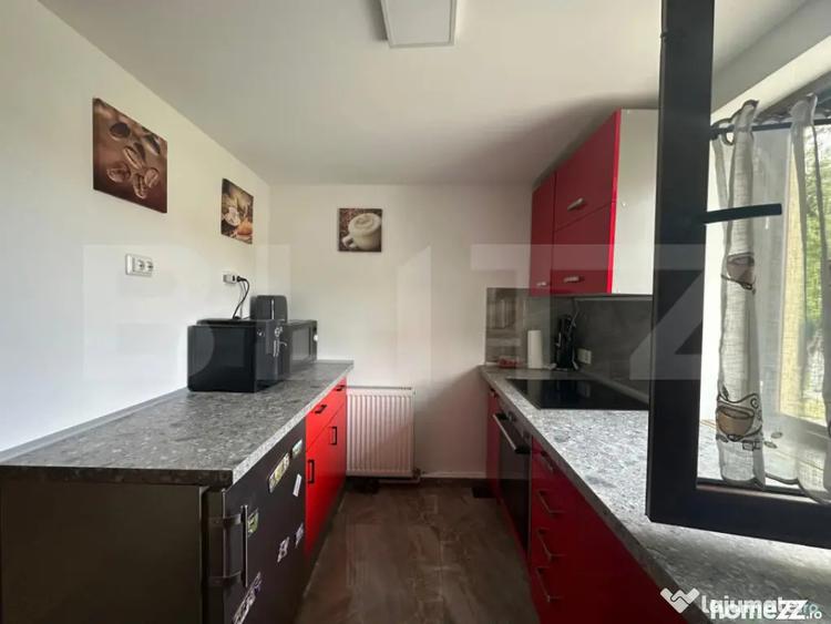 Casă cu 7 camere cu Canalizare în Central