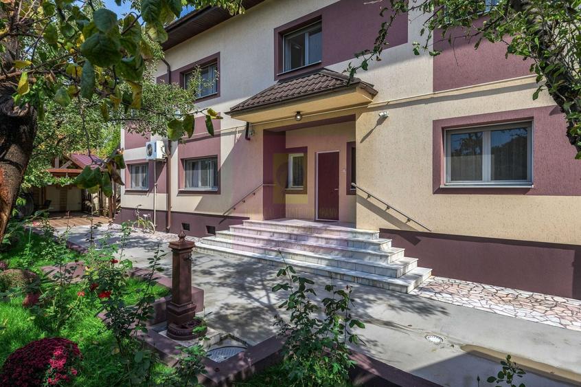 Casă individuală cu 8 camere cu Canalizare în Parcul Circului