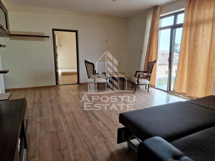 Apartament cu 3 camere semidecomandat, mobilat în Pârneava