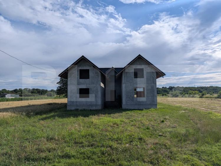 Casă cu 5 camere cu Teren 7500 Mp în Central