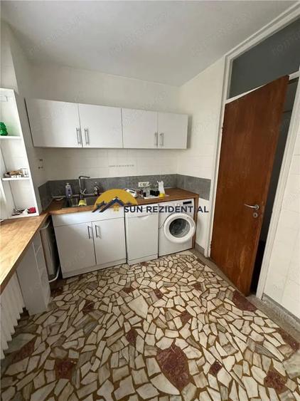 Apartament cu 4 camere decomandat, mobilat în Calea Victoriei