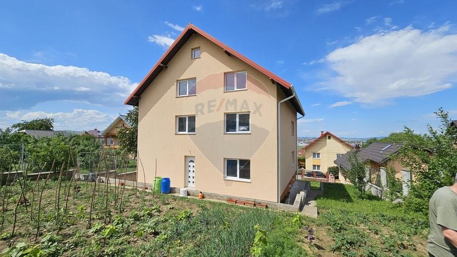 Casă individuală cu 12 camere cu Teren 724 Mp în Sfântu Ilie