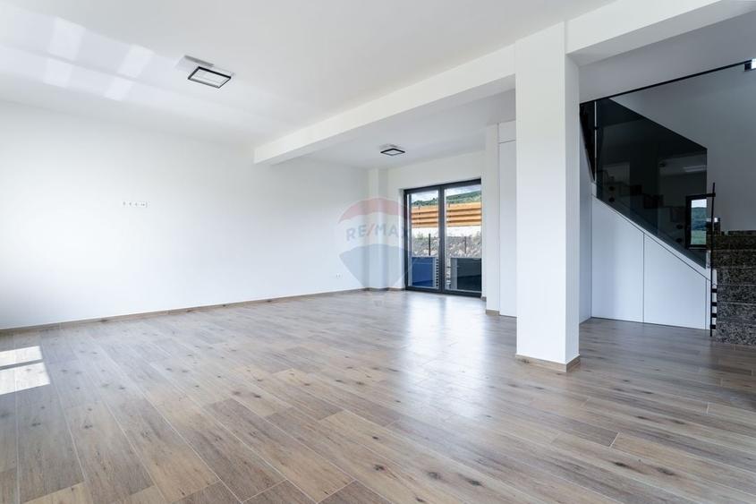 Duplex cu 4 camere cu Teren 400 Mp în Chinteni
