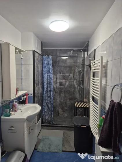 Apartament cu 3 camere semidecomandat în Colentina