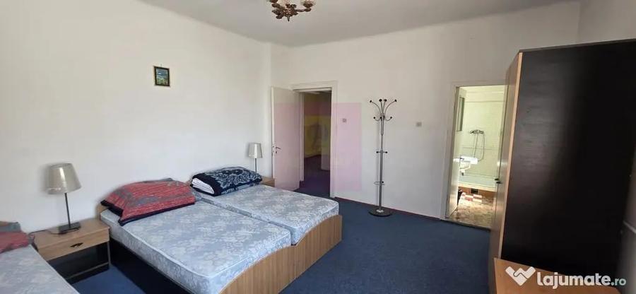 Casă cu 8 camere cu Teren 518 Mp în Central