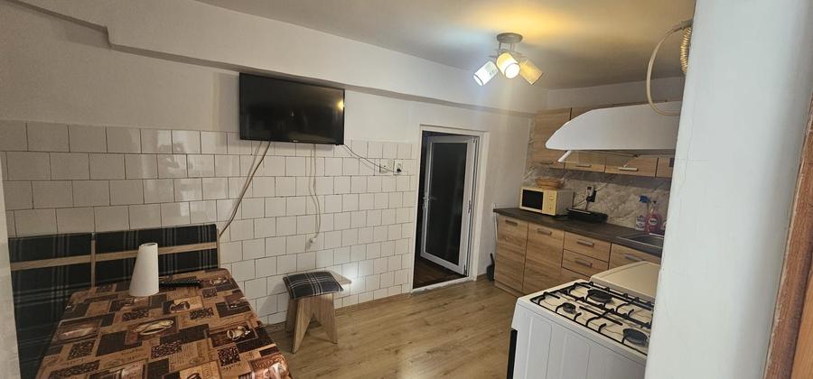 Inchiriez apartament la curte - 2