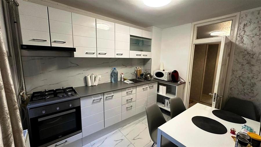 Apartament cu 3 camere semidecomandat, mobilat în Malu Roșu