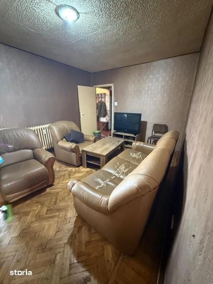 Apartament cu 4 camere semidecomandat în Pielești