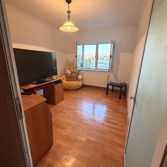 Apartament cu 3 camere decomandat în Exterior Vest