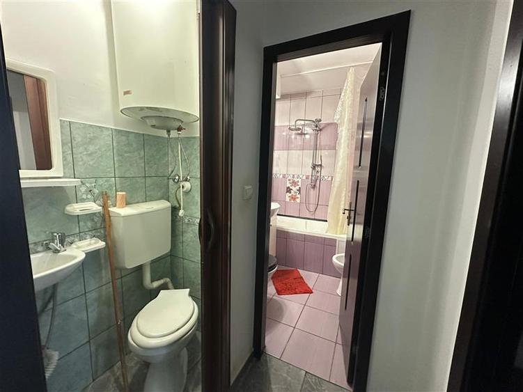 Apartament cu 3 camere semidecomandat, mobilat în Podu Roș