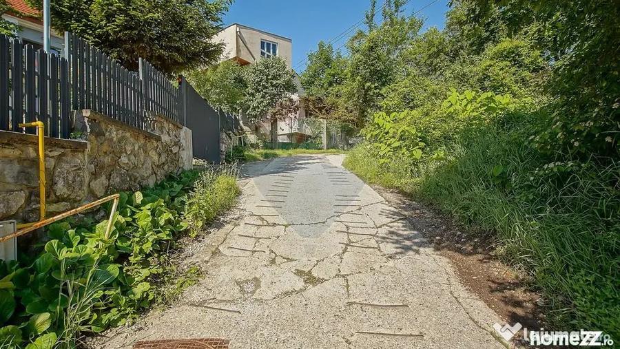 Casă cu 7 camere cu Teren 1056 Mp în Central