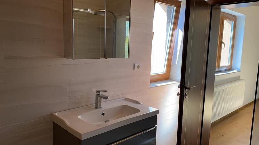 Casă individuală cu 4 camere cu Canalizare în Șimian