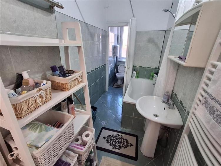 Apartament cu 3 camere semidecomandat în Orașul de Jos