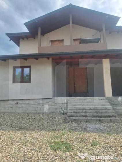 Casă cu 7 camere cu Teren 1000 Mp în Central