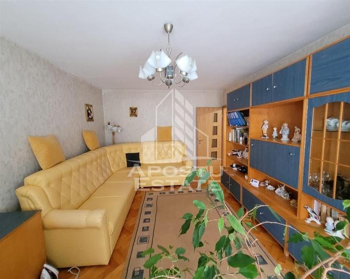 Apartament cu 3 camere decomandat, mobilat în Aradului