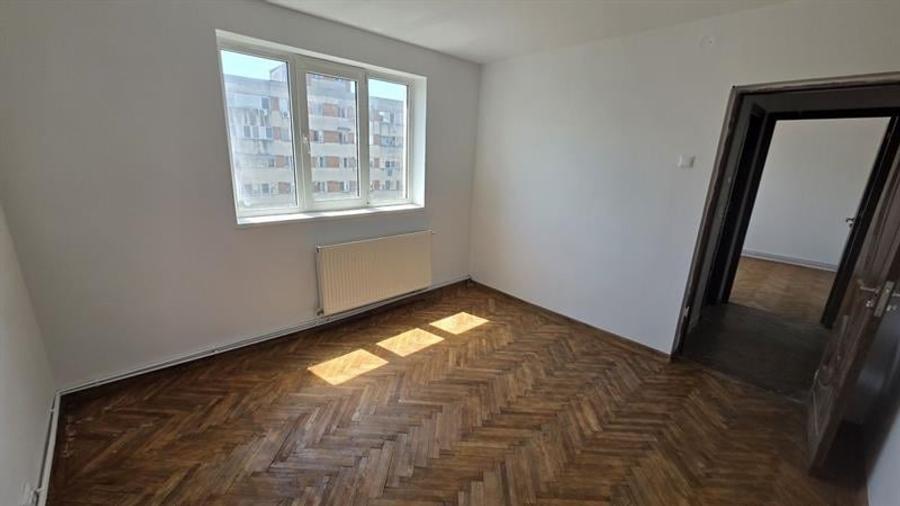Apartament cu 3 camere decomandat în Craiovița Nouă
