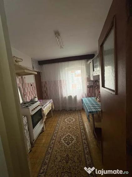 Apartament cu 3 camere decomandat în Astra