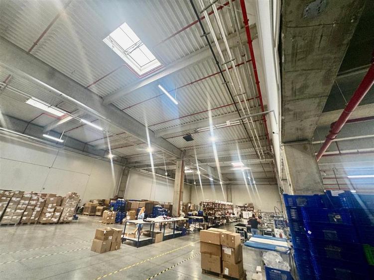 Spațiu industrial, de 1,800 mp, în Exterior Vest