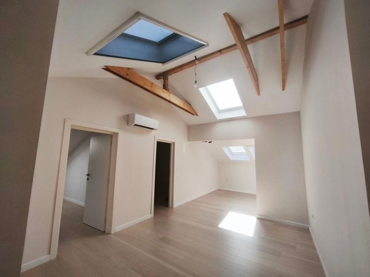 Apartament cu 4 camere semidecomandat în P-ța Victoriei