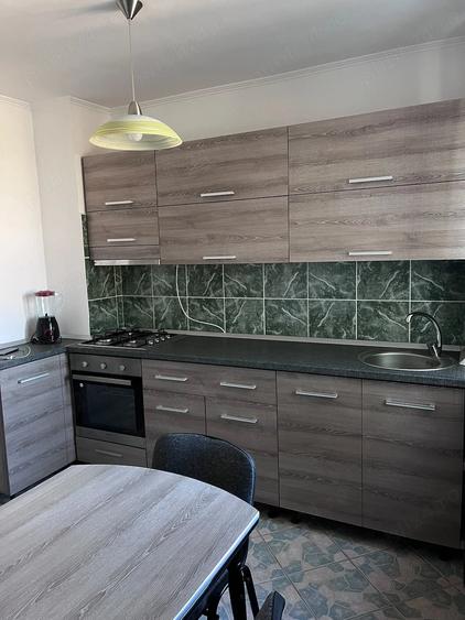 Apartament cu 3 camere semidecomandat în Cantemir