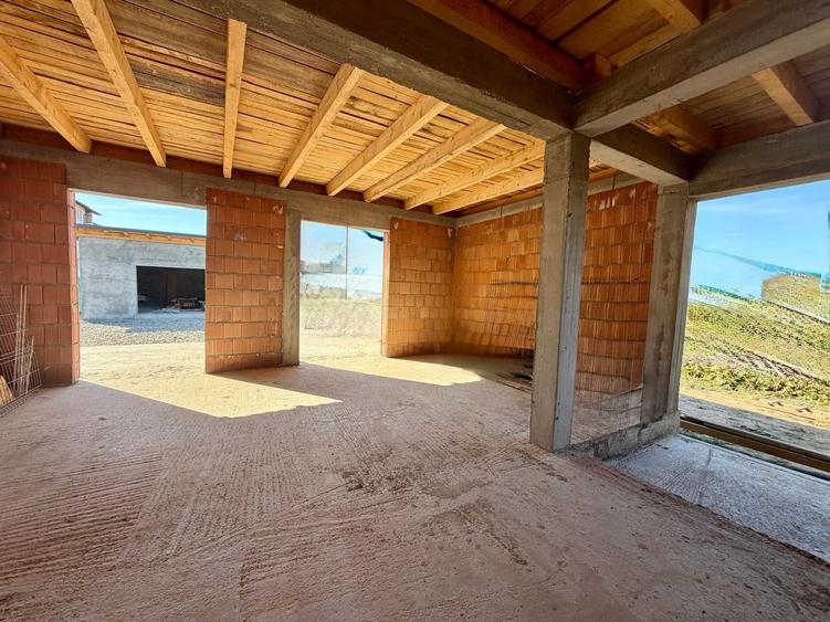 Casă individuală cu 4 camere cu Teren 730 Mp în Central
