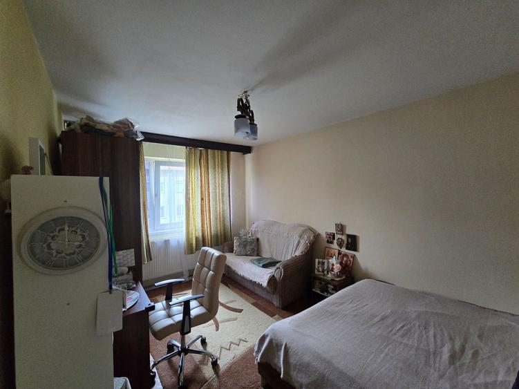 Apartament cu 4 camere decomandat, mobilat în Circumvalațiunii