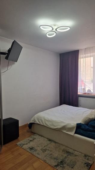 Apartament cu 3 camere semidecomandat, mobilat în Central