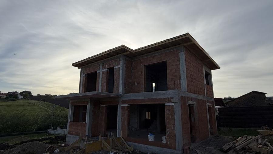 Casă cu 4 camere în Moara
